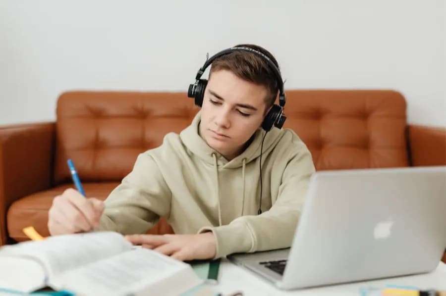 Estudiante rindiendo el examen