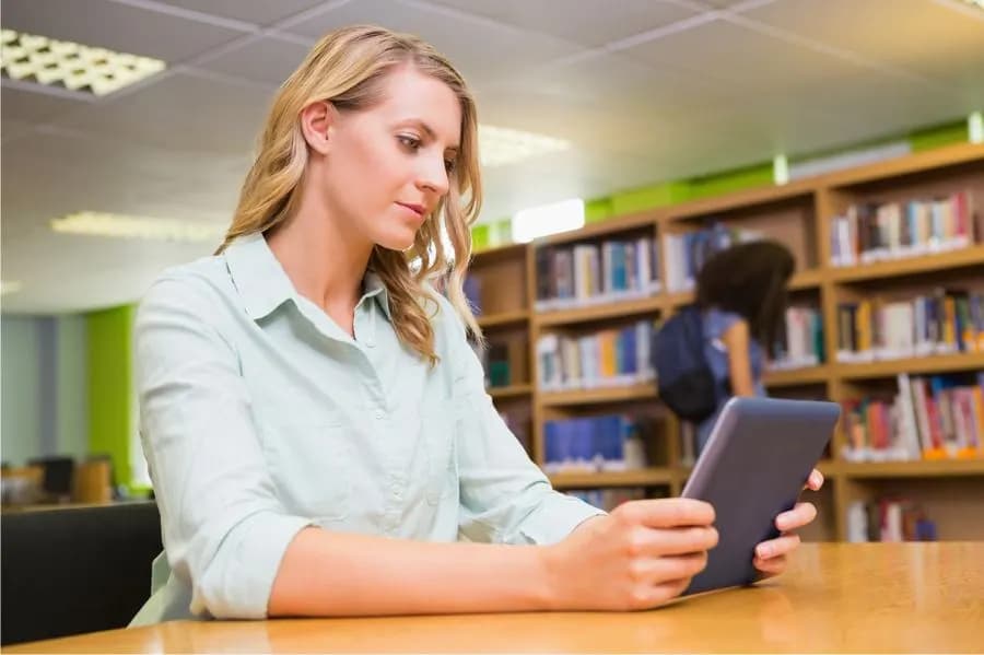 Estudiante haciendo un curso en la biblioteca