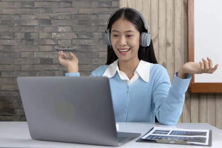Estudiante practicando una entrevista laboral con IA