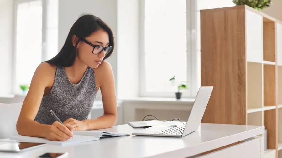Aspirante completando una evaluación online