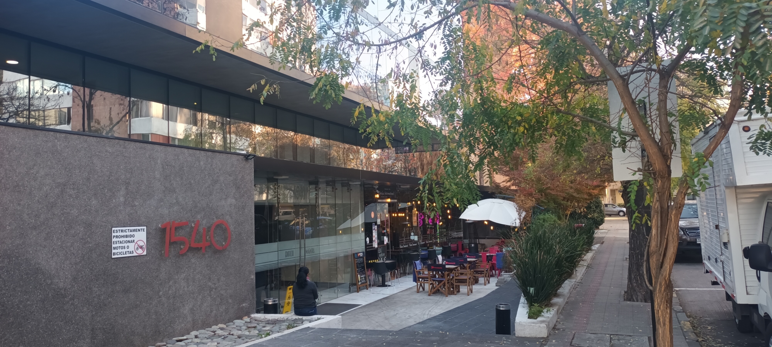 2-Entrance to the building with a view of accommodations for individuals with disabilities (1)